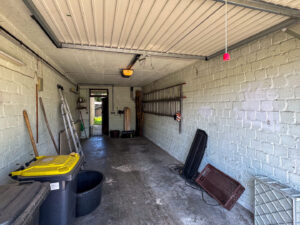 Garage mit Eingang zum Garten