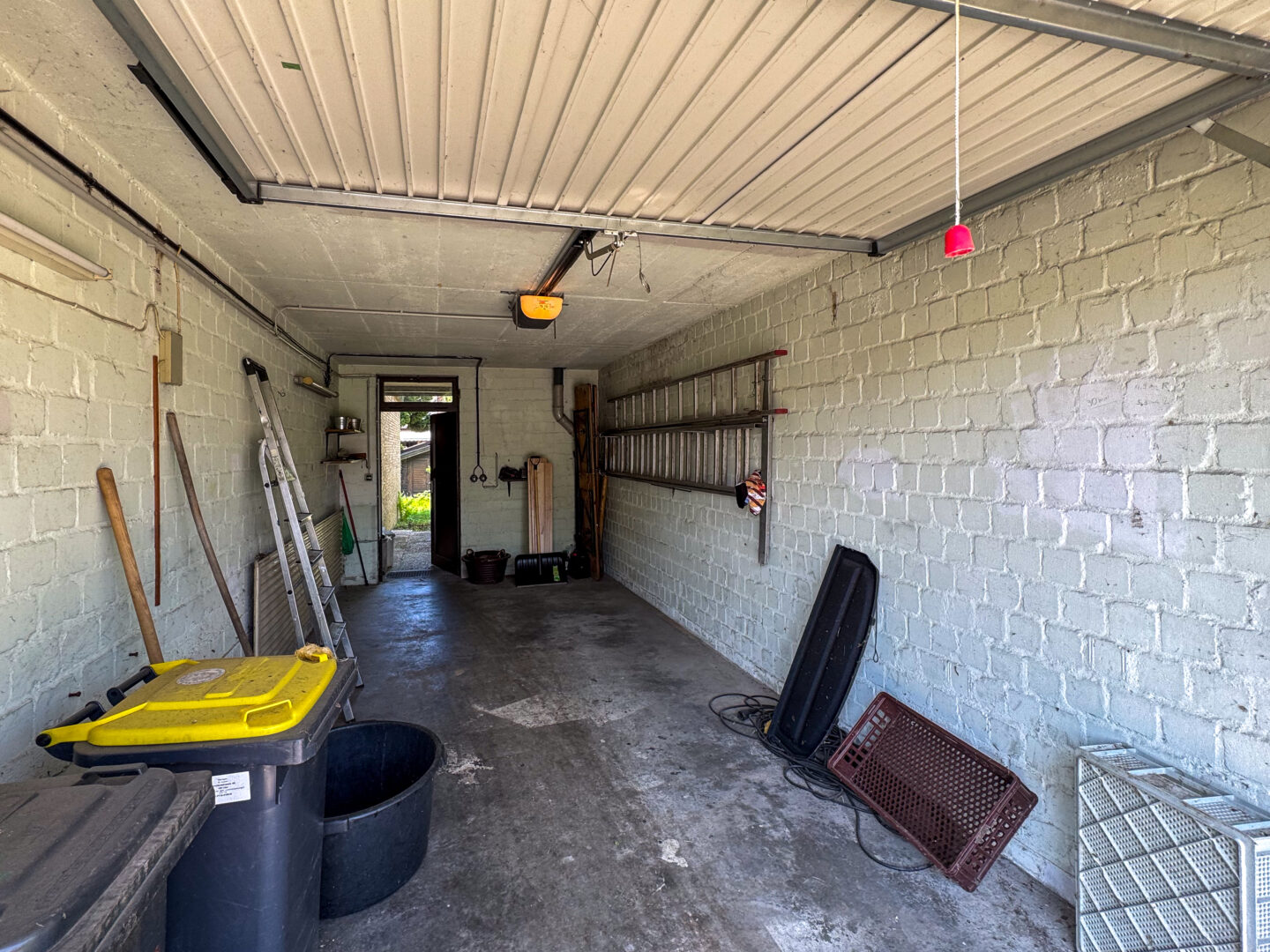 Garage mit Eingang zum Garten