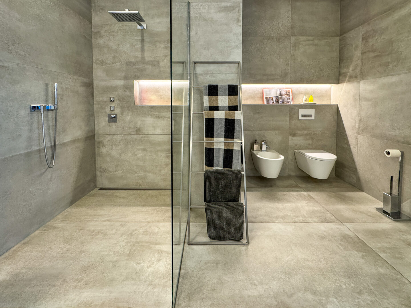 große, bodentiefe Dusche