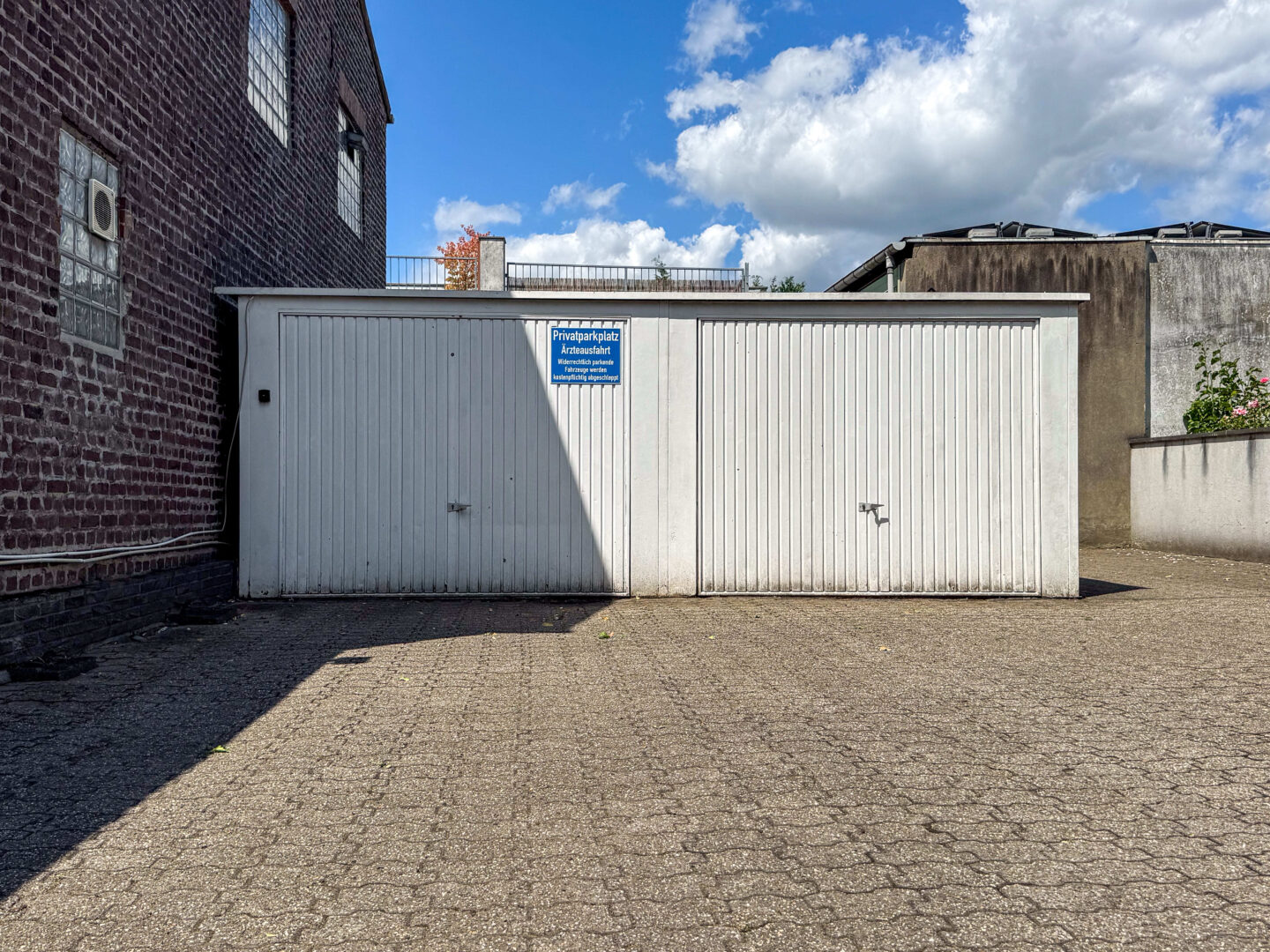 zwei dazugehörige Garage