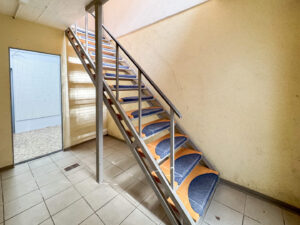 Zugang von der Hinterfront zu Gewerbe und Wohnung