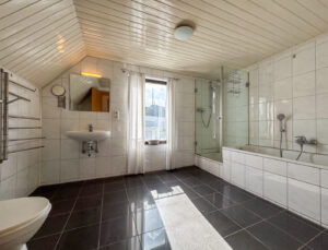 Badezimmer 1 mit Badewanne und Dusche