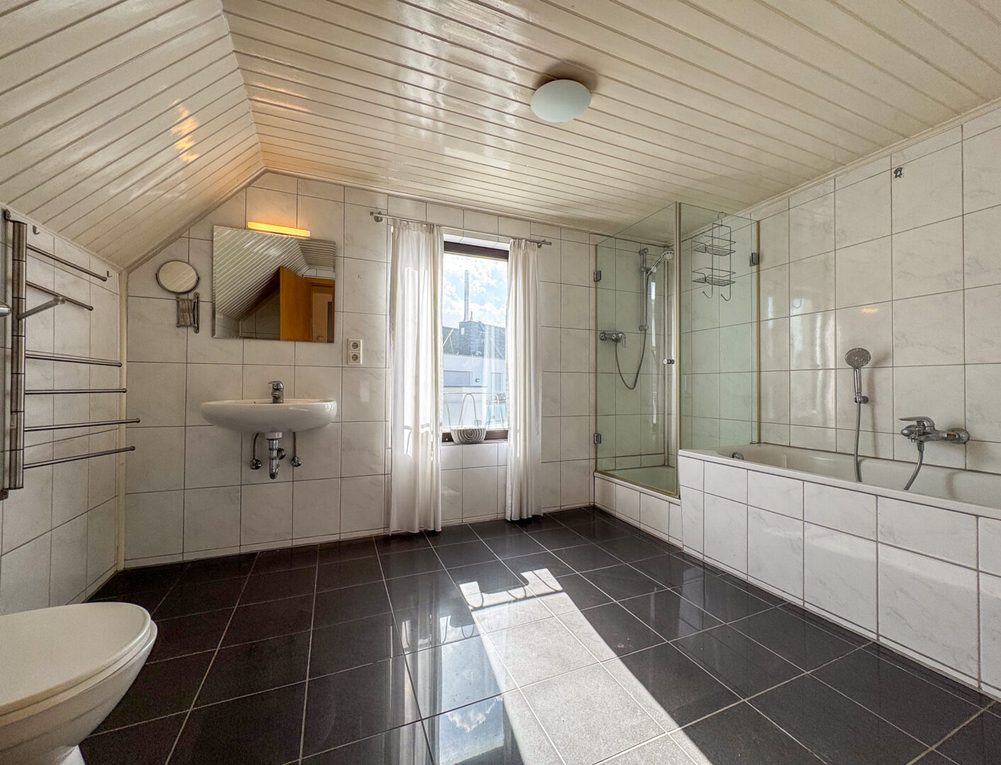 Badezimmer 1 mit Badewanne und Dusche