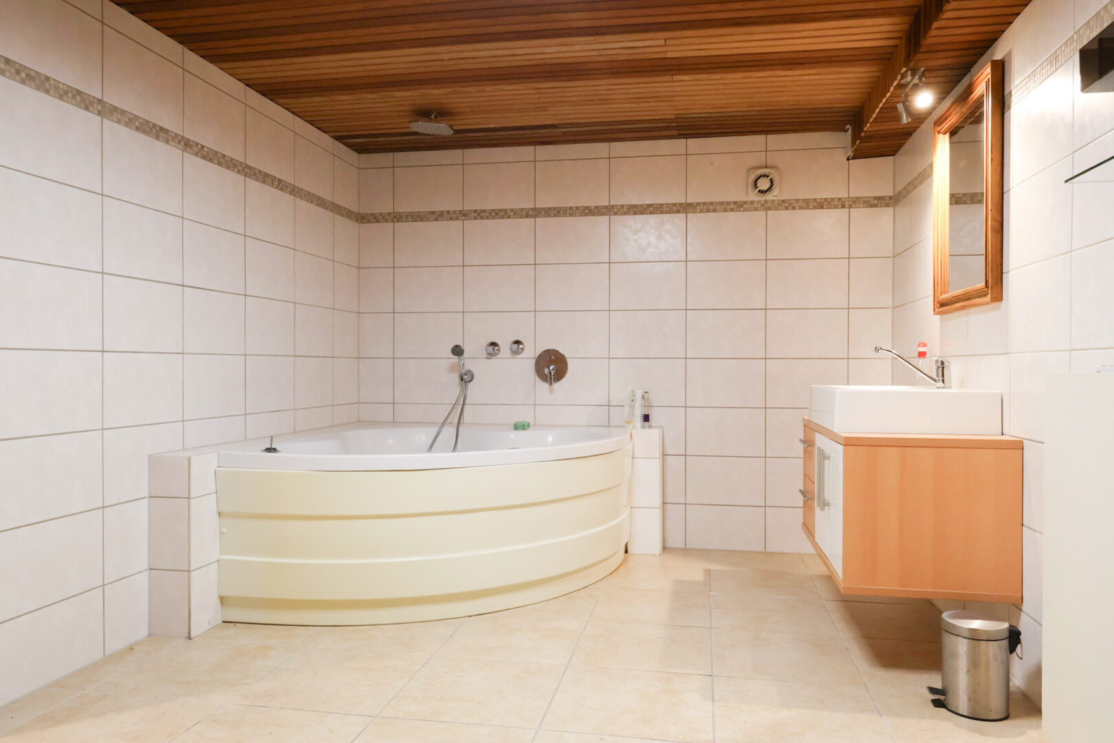 Badezimmer im Saunakeller