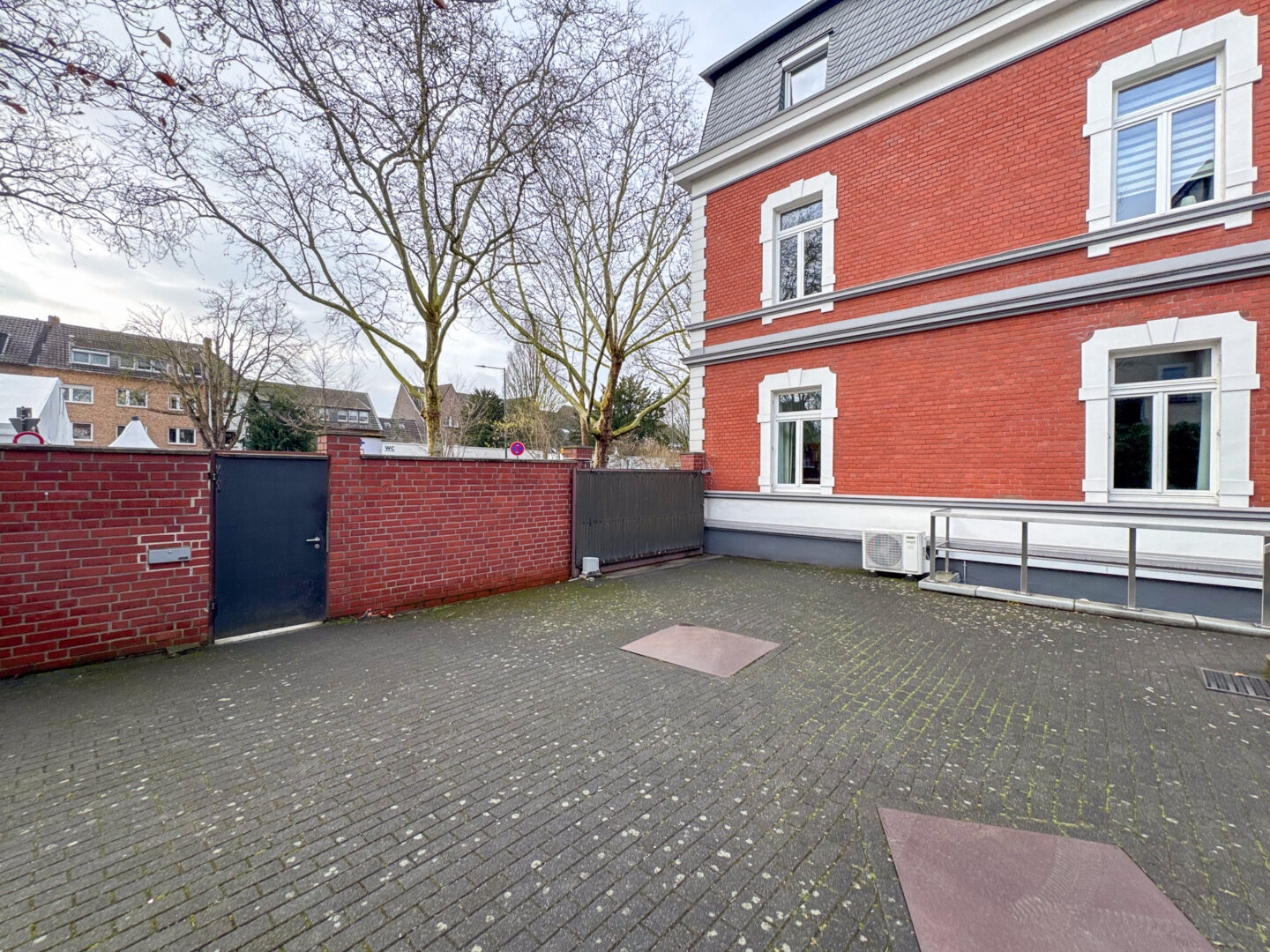 Innenhof mit KFZ-Stellplatz