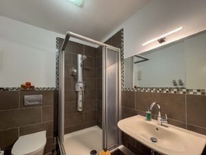 Badezimmer mit Dusche